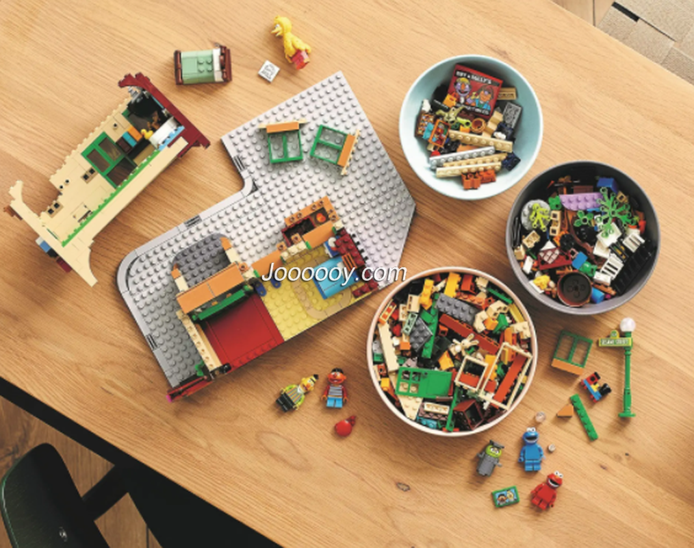 Iconic City Street Building Set construction process step view