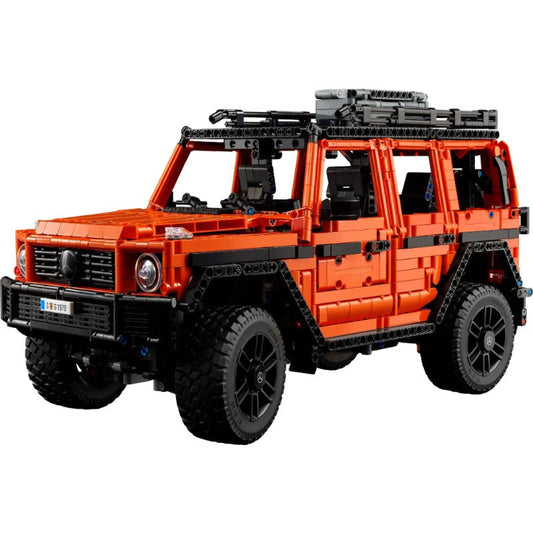 Off-road SUV building block model, bricks only version