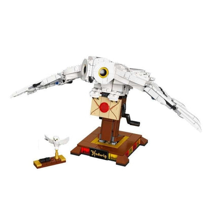 Snowy owl building block figure with wings detail