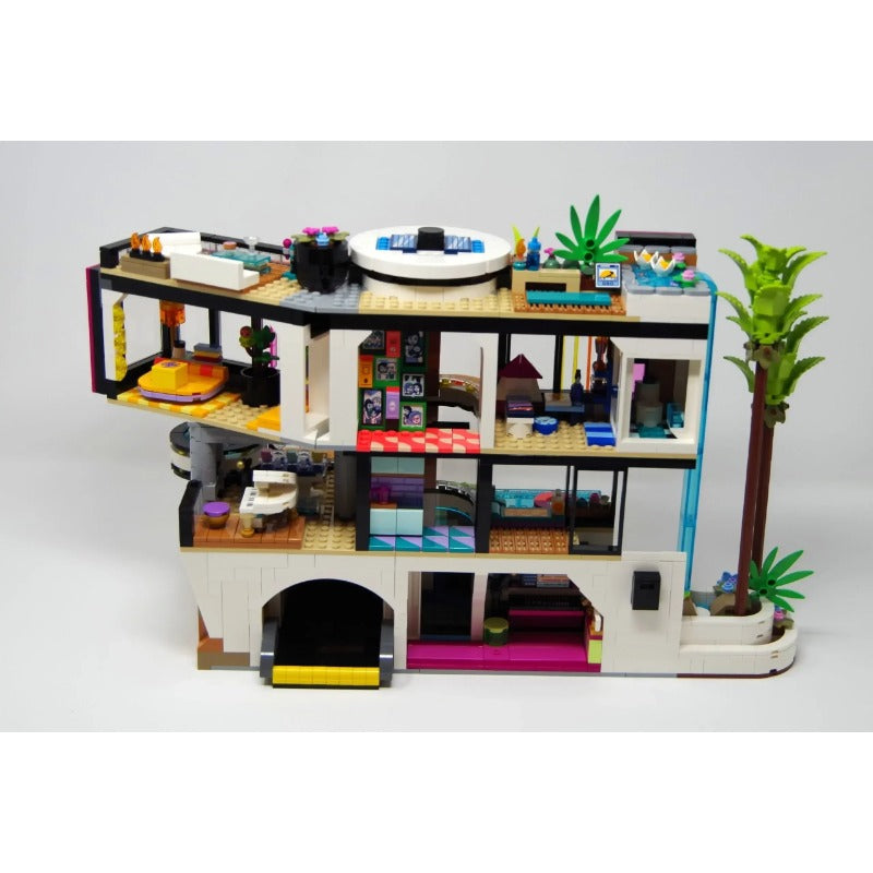Modern Family Mansion building block set detail view 6