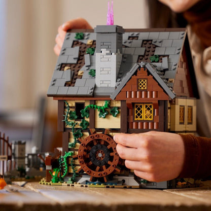 Second product photo of the Hocus Pocus cottage building set