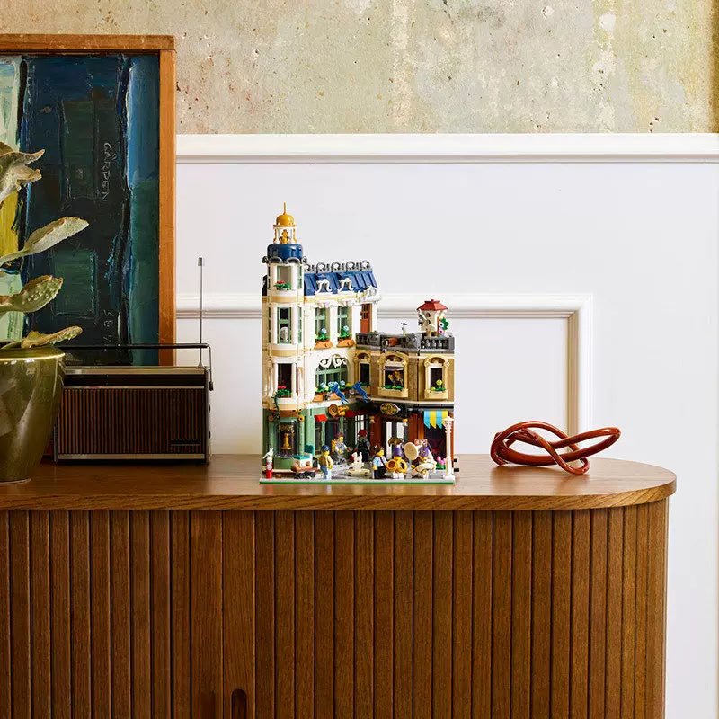 Additional product photo of the assembled shopping street block set