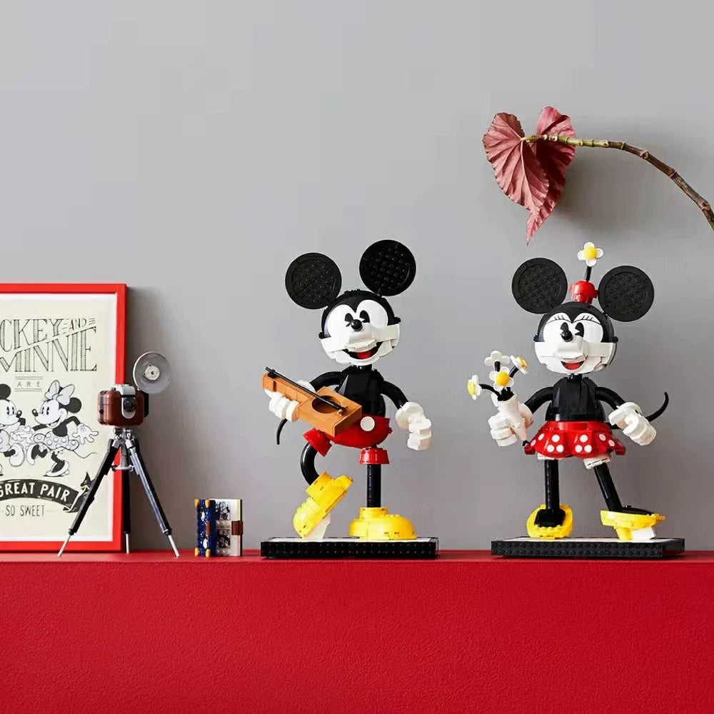 Mickey Mouse and Minnie Mouse Buildable Characters building block model, close-up detail