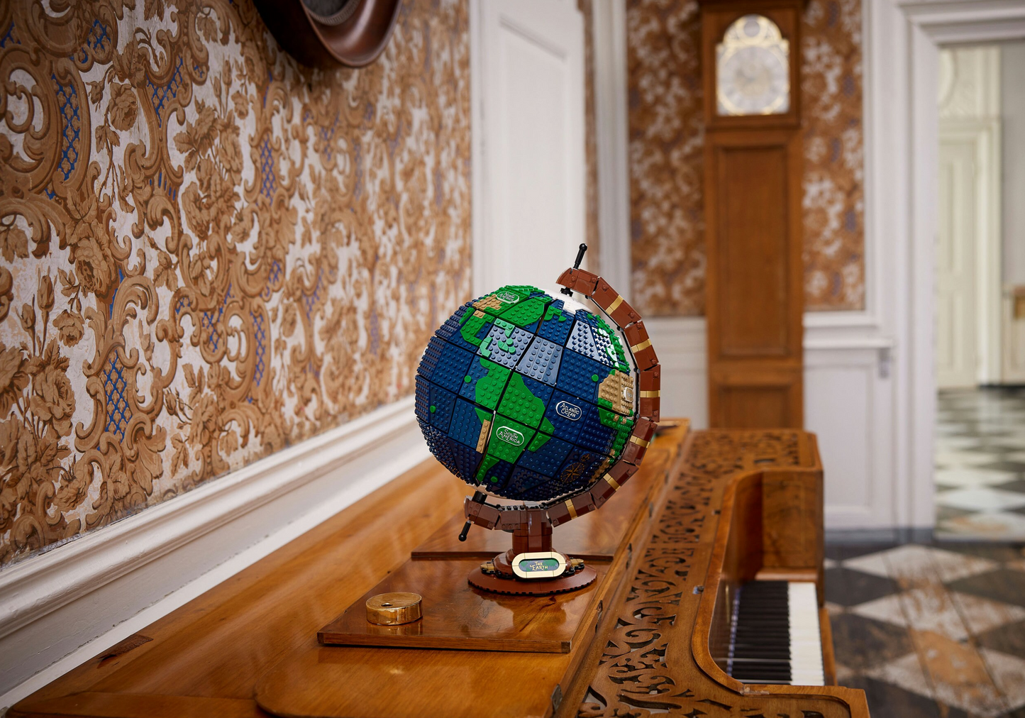 The Globe 95335 – 2585PCS Compatible Building Blocks | Rotating World Map Desk Collectible