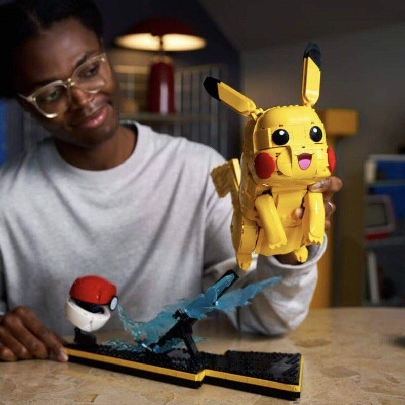 Additional product photo of the 2050-piece Pikachu and Poké Ball model