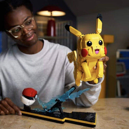 Additional product photo of the 2050-piece Pikachu and Poké Ball model