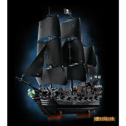 Captain Jack Sparrow's Pirate Ship pirate ship building block set, front view