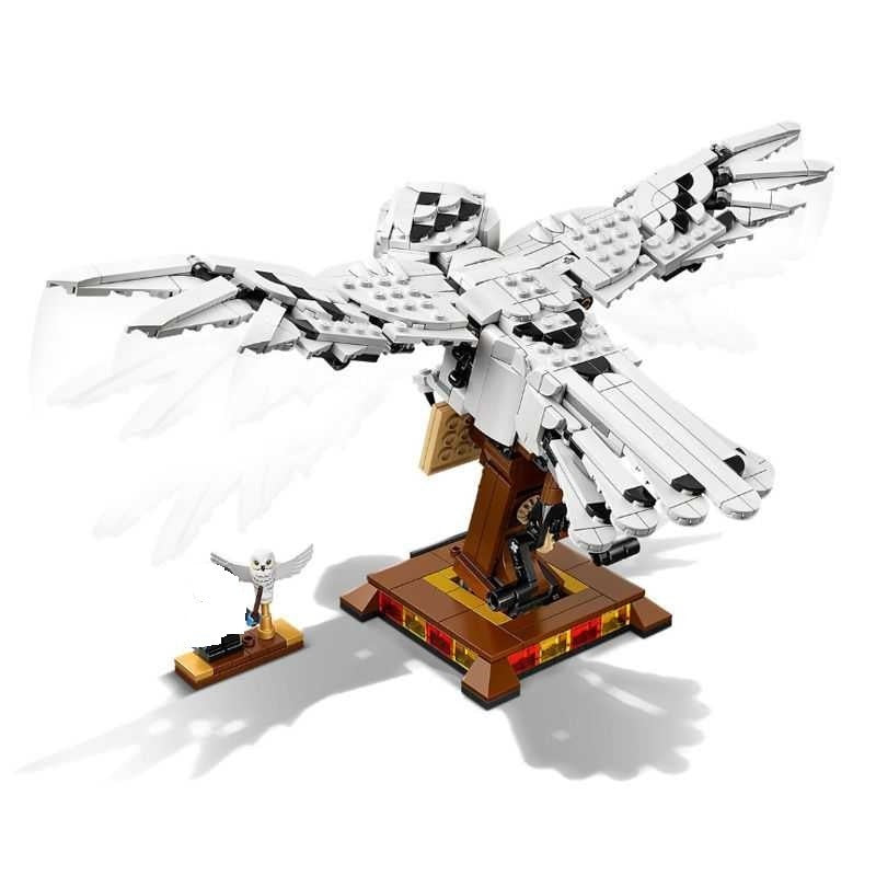 Snowy owl building block figure side view