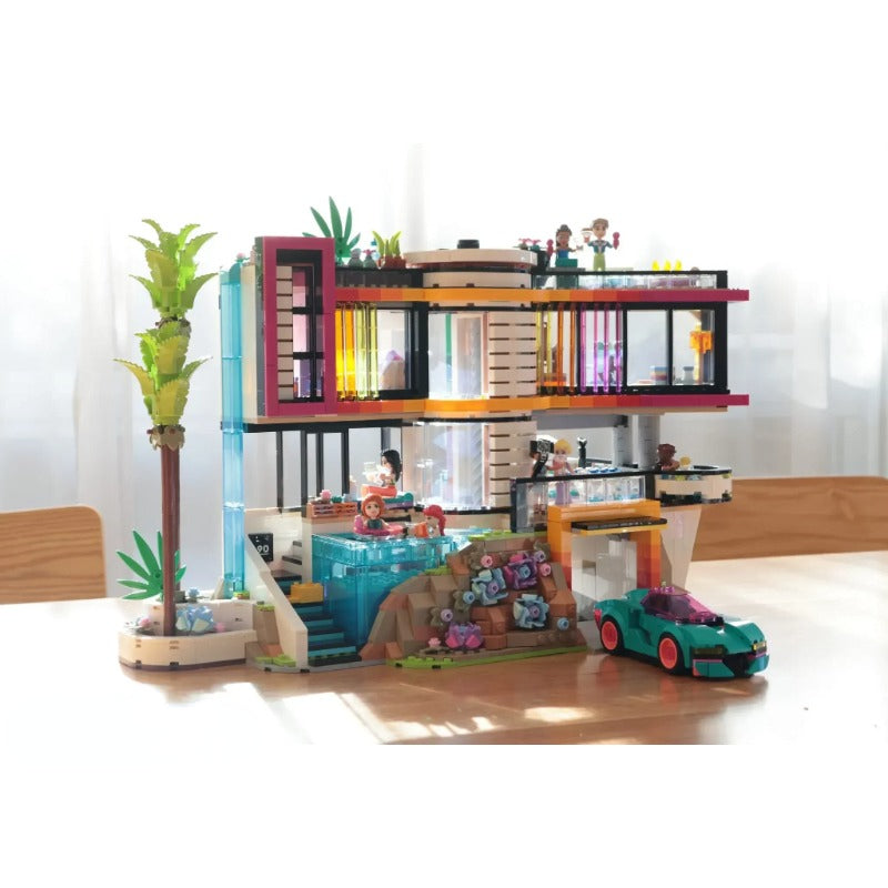 Modern Family Mansion building block set detail view 3