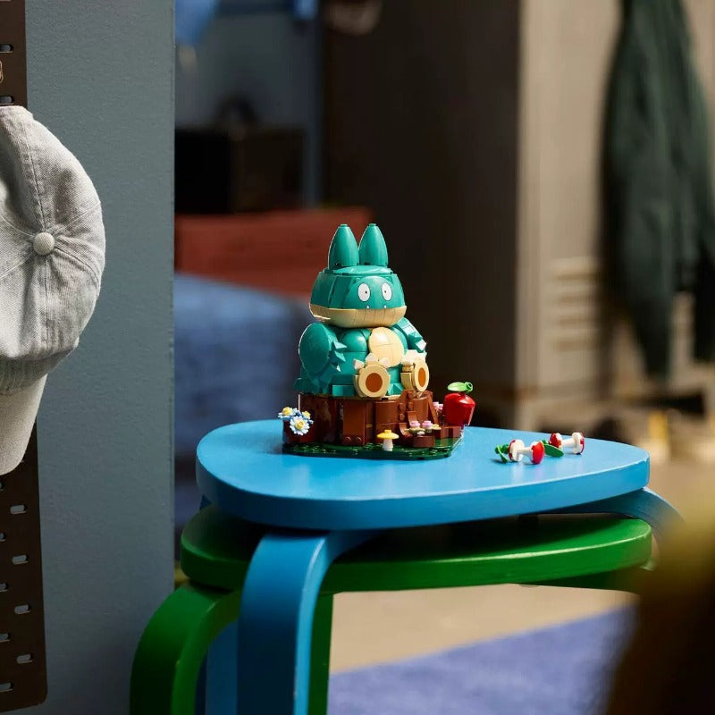 Side view of the Munchlax building block figure