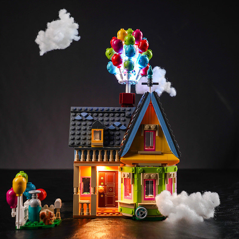 Gallery photo of the 598-piece balloon house building set